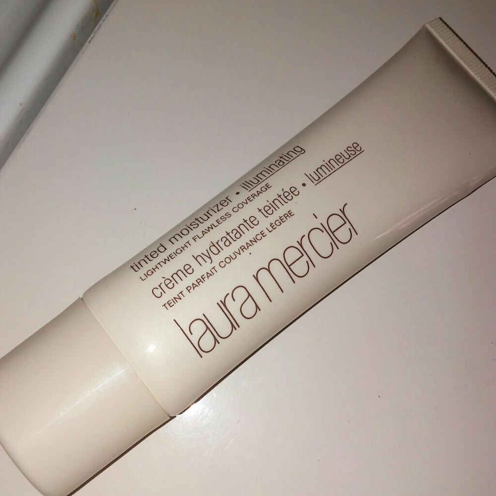 SOLD⭐LAURA MERCIER Illuminating Tinted Moisturizer